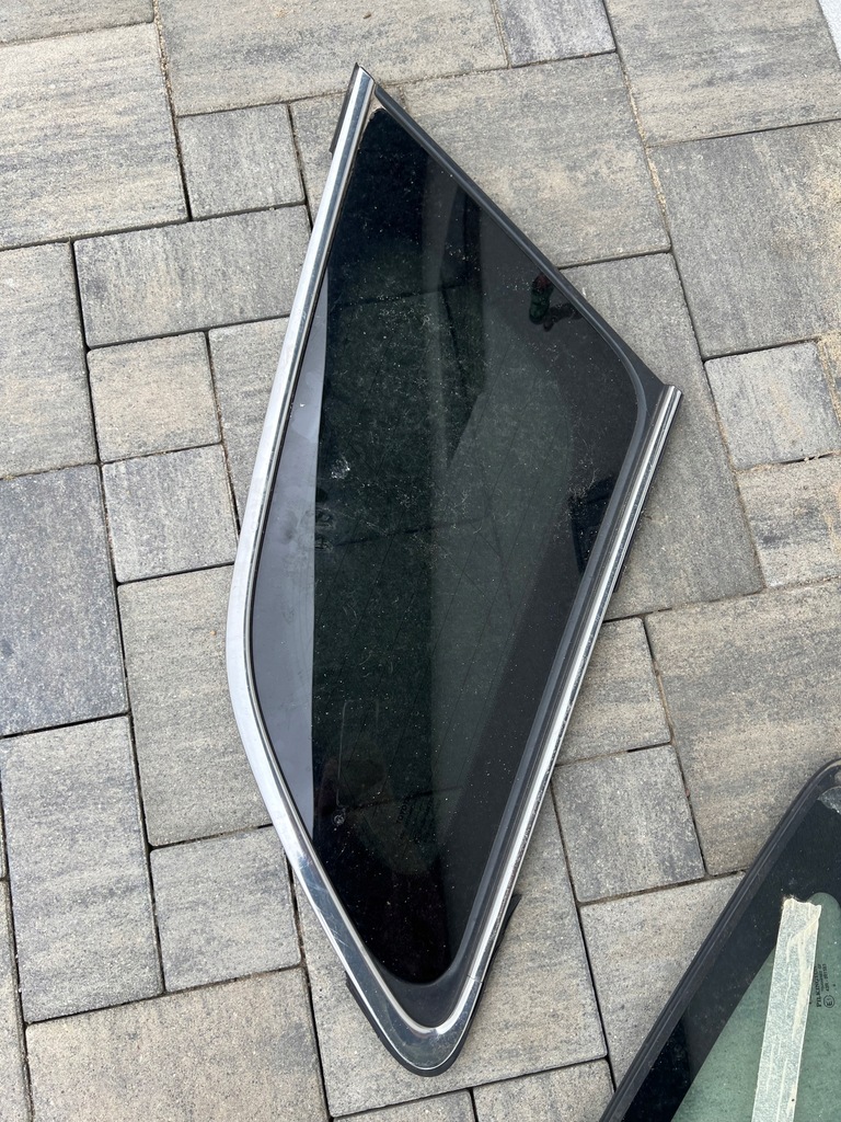 фото №1, Avensis t29 скло кузовна права задня