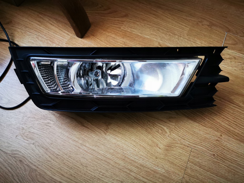 фото №1, Skoda rapid противотуманная фара led + рамка правая 12-17