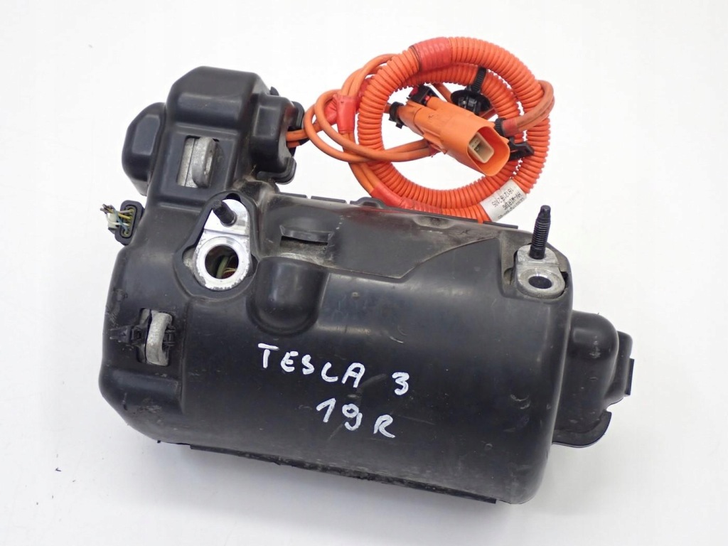 фото №1, Компрессор кондиционера оригинал 1088198-00-l tesla model 3 3d3 3d5 19r