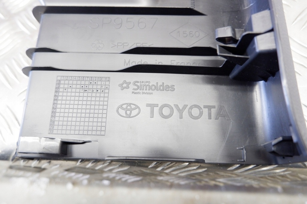 фото №6, Молдинг декоративная багажника toyota yaris _p21_ 64716k0020 1.5l hybrid 85kw