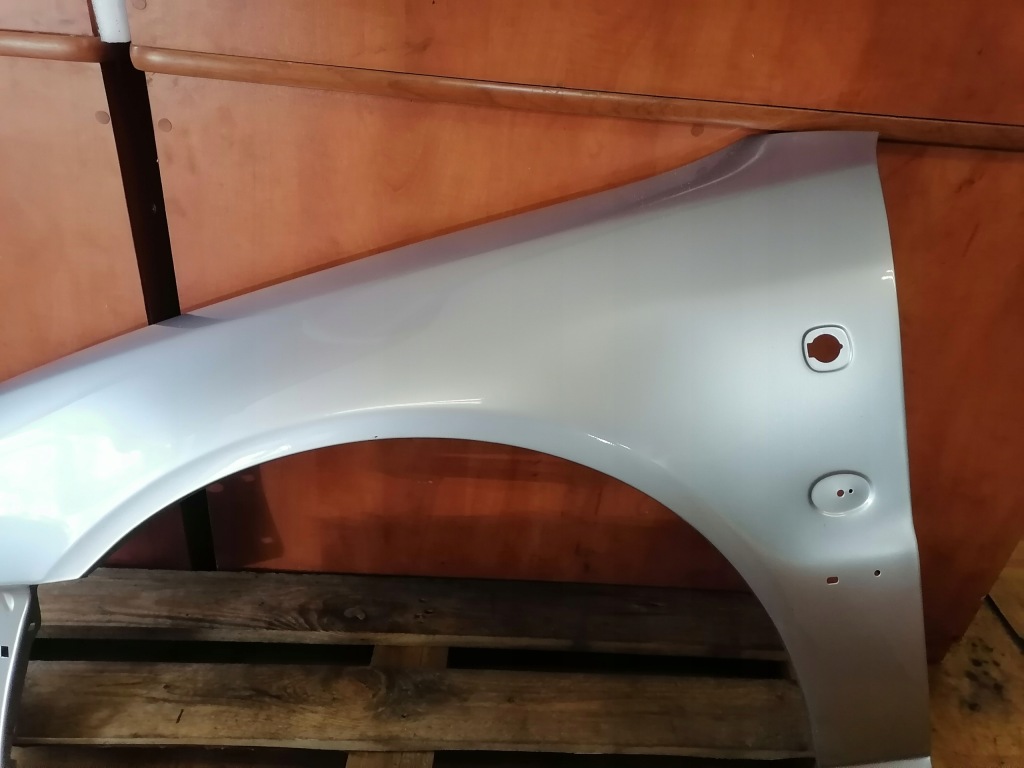 Крыло  левое  перед audi a4 b5 94-97 с отверстие на значок эмблема ly7m Недорого