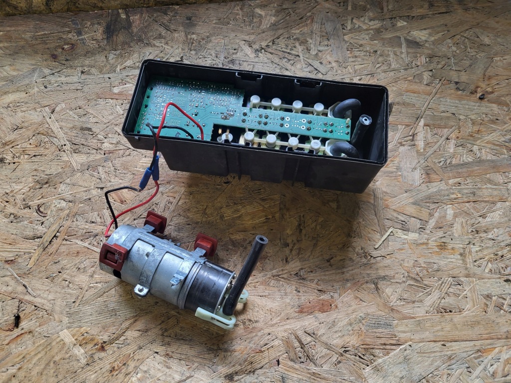 фото №1, Mercedes sl 500 r230 5.0 v8 помпа двигатель замка центрального 2308000048