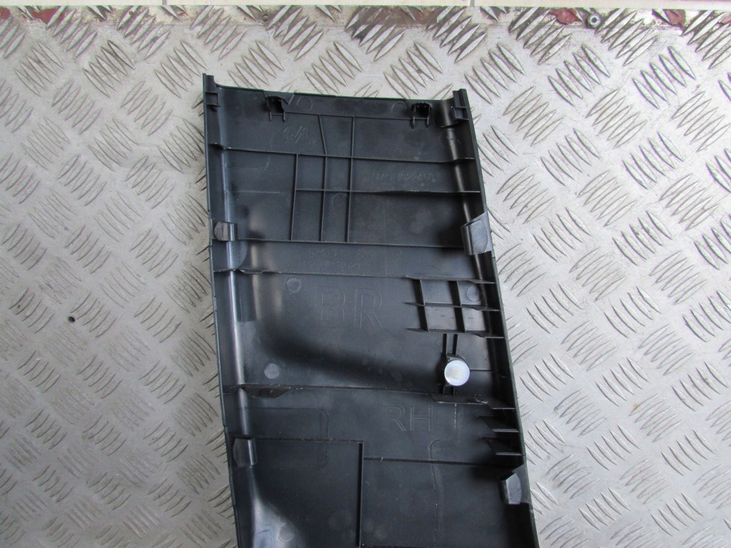 Накладка стойка среднего правый  toyota corolla e21 1.8 b hybrid 19-23 r. в Украине