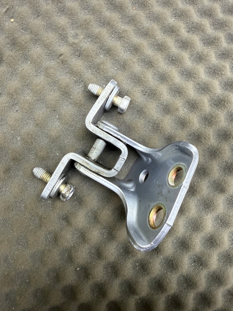 фото №1, Петля дверь правый задняя mitsubishi outlander 01-07r