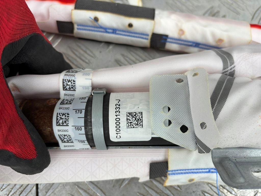 фото №2, Rivian r1t шторка безопасности левая правая оригинал ideał