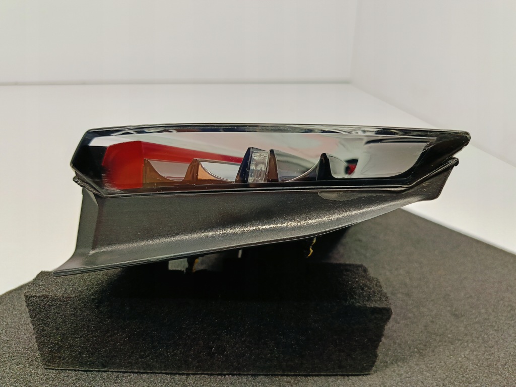 Tesla model y 20- 3 рестайлінг  22-фара кришки багажника ліва задній led 1077403-00-c Ціна