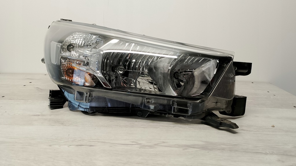 фото №1, Toyota hilux viii правая лампа перед передняя ładna eu