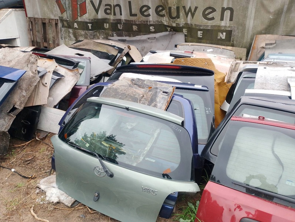 фото №16, Kompletny задня кришка багажника бампер лампа toyota yaris i po рестайлінг 6s4