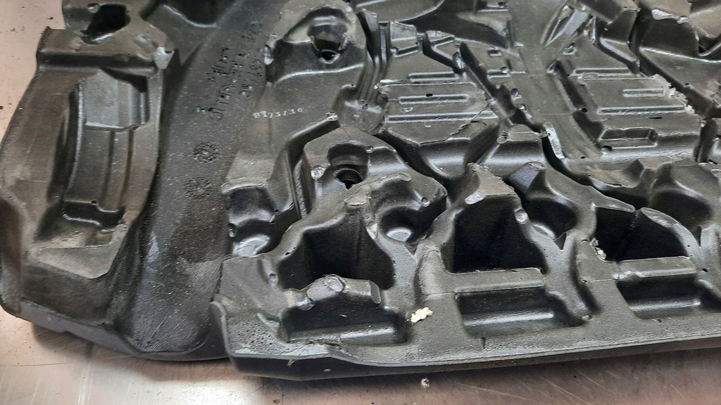 фото №10, Volvo xc60 xc70 v70 d5 кришка двигуна 31437196