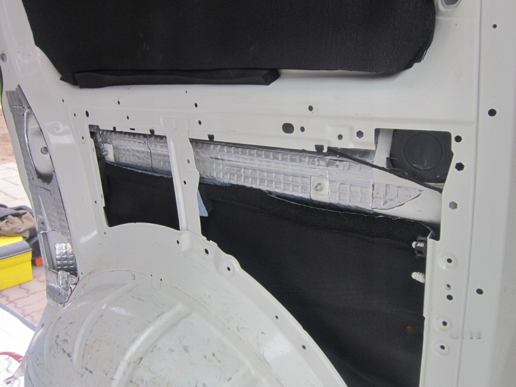 Мат шумоізоляційна 2 mm бутилова до автомобіля 1 m2 на кришці  багажника капот Київ