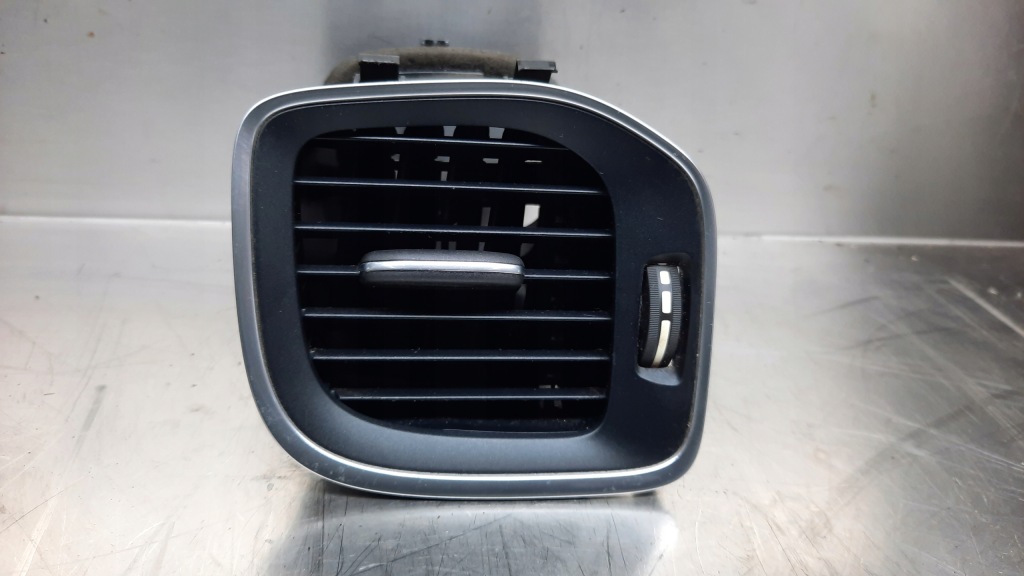 фото №1, Решітка обдув ліва 30791697 volvo v40 ii 12-19r eu