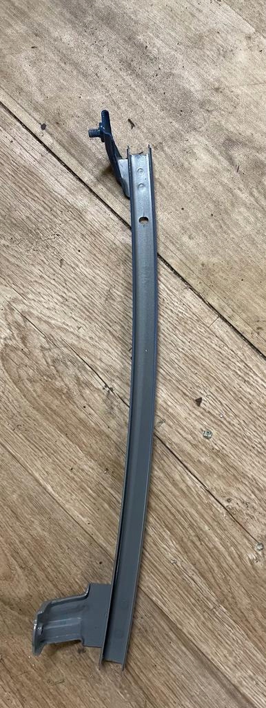 фото №1, Toyota yaris iv напрямна двері правих