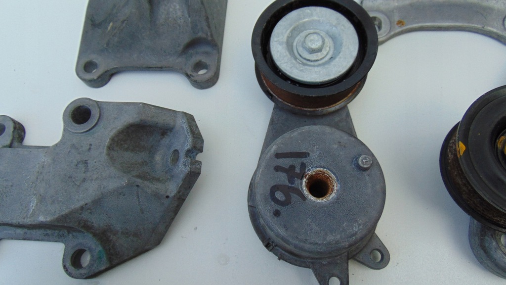 фото №6, Nissan gt-r gtr ролик натягувач кронштейн