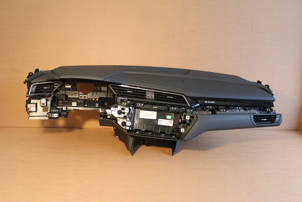 фото №1, Консоль приборная панель приборная панель оригинал audi e-tron 55