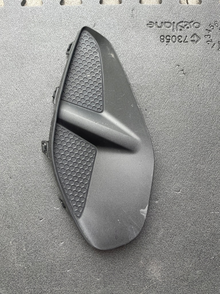 фото №1, Opel corsa f решётка заглушка бампера передний