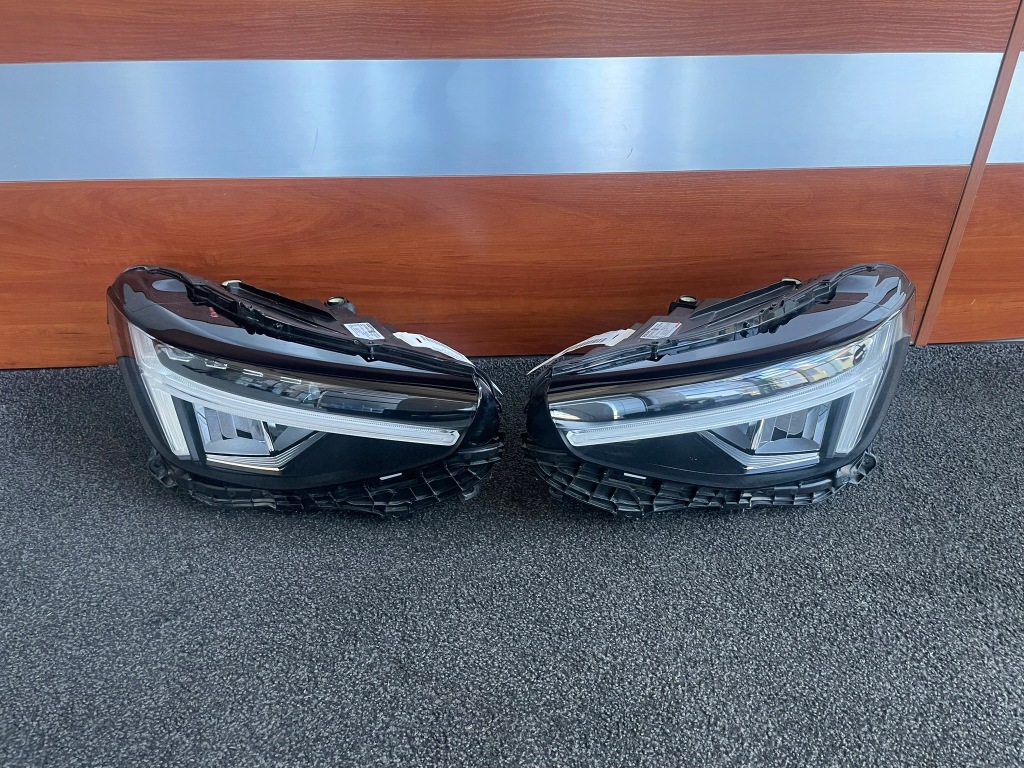 Купити Volvo ліхтарі  перед xc40 рестайлінг  led 32404666 32404665