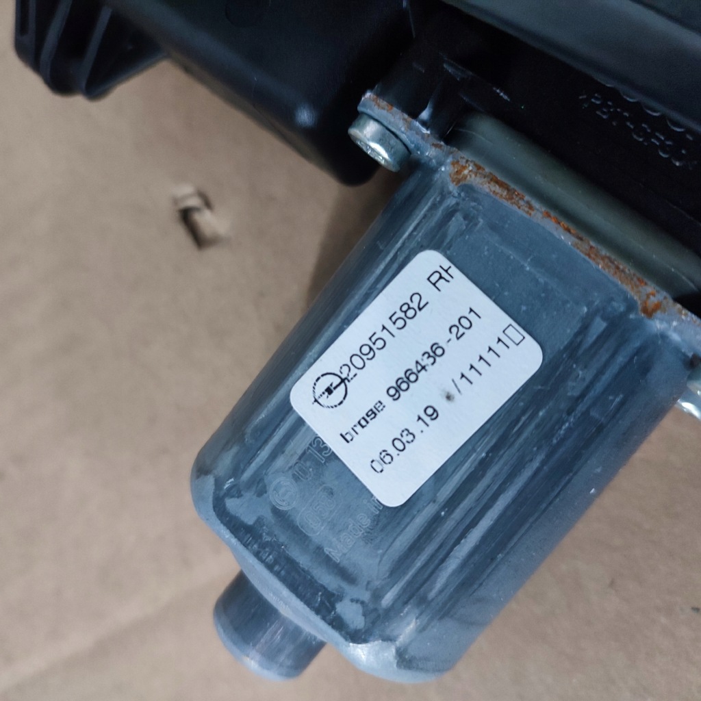 Подъемник стекло правый перед opel adam Киев