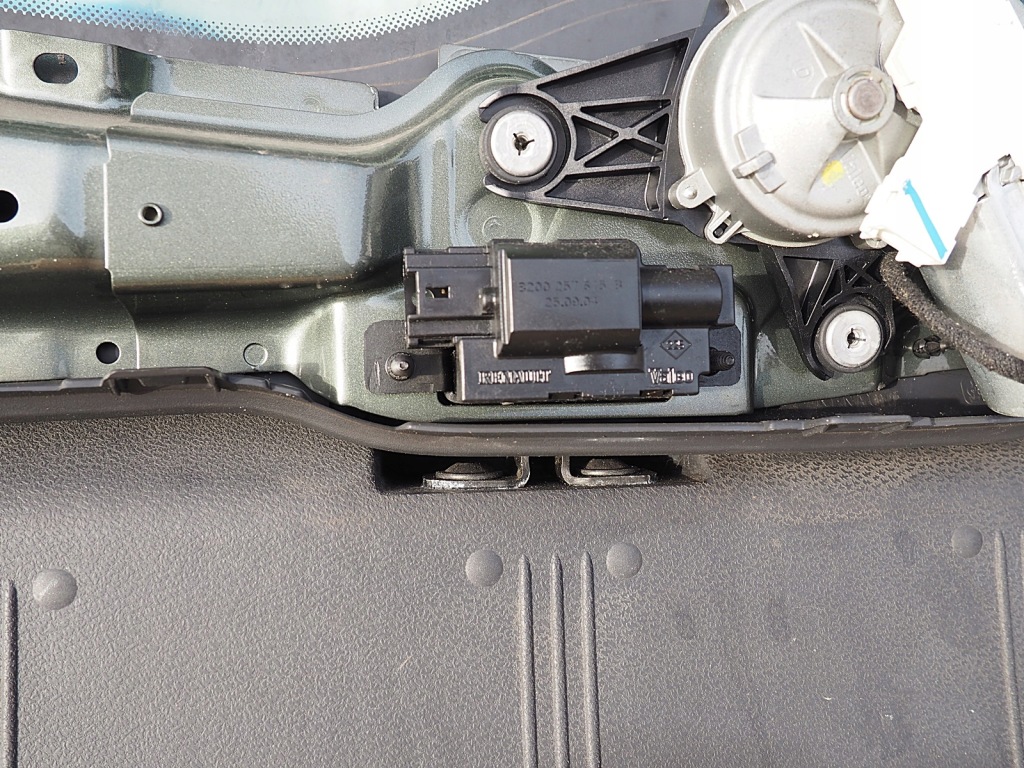 фото №1, Renault modus замок маленькой крышки задняя задний багажника 8200257515