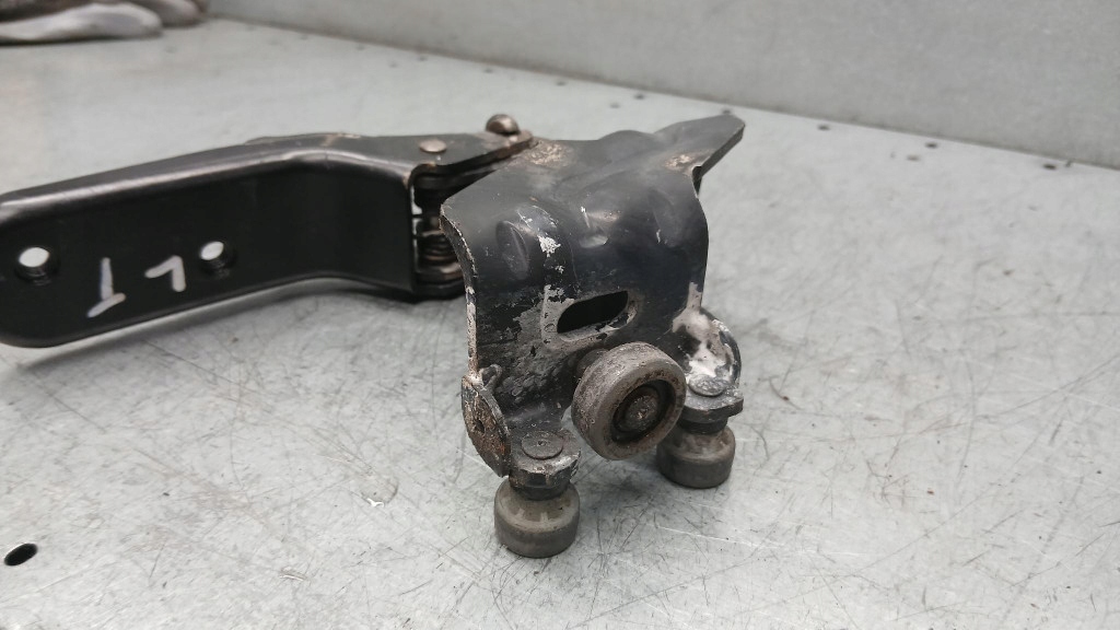 Петля, ролик левый задний  mercedes vaneo w414 01-05r a4147600147 Оригинал