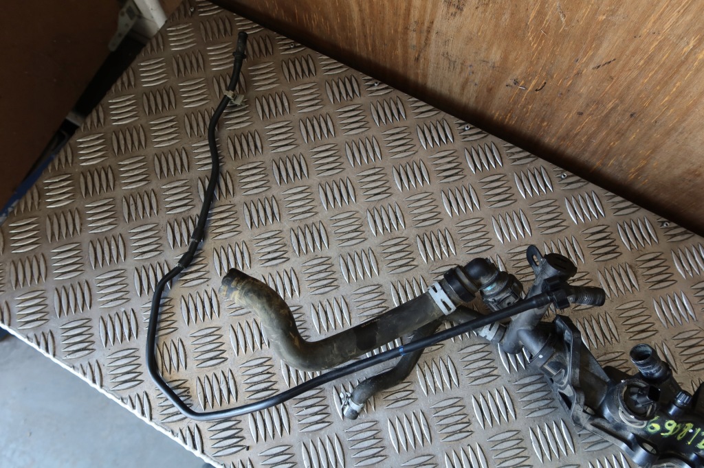 фото №3, Корпус термостата шланги clio iv 10608635r