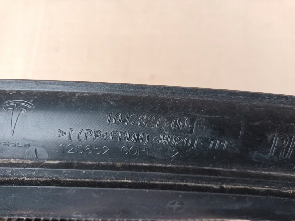 Tesla x обшивка стійка багажника праве молдинг Недорого