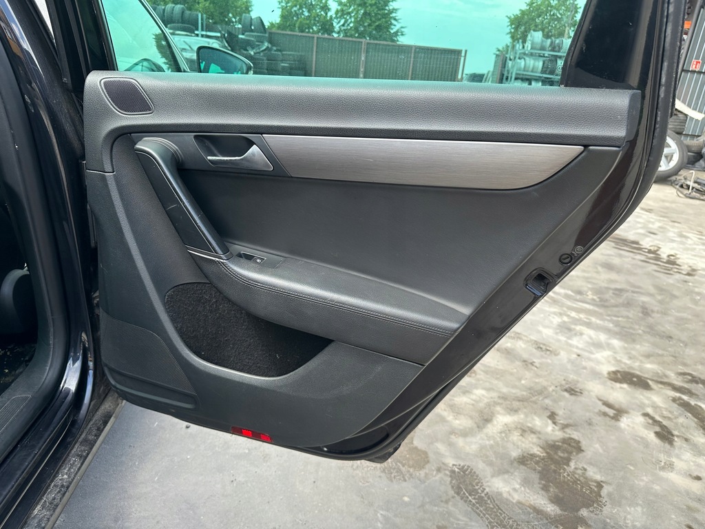 фото №1, Обшивка дверь правый задняя голый vw passat b7