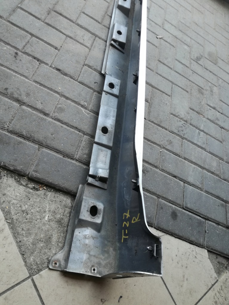 Avensis t27 2008 - 2011 год накладка  накладка порога  правая Оригинал