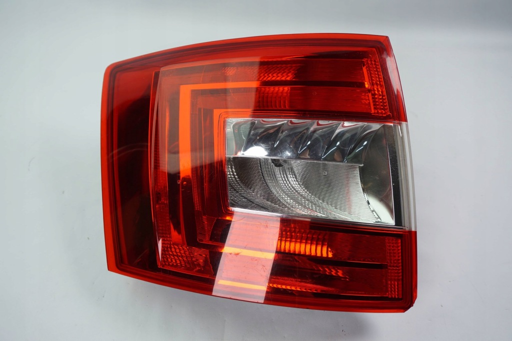 фото №1, Лампа задняя левая skoda octavia iii kombi 5e9945095