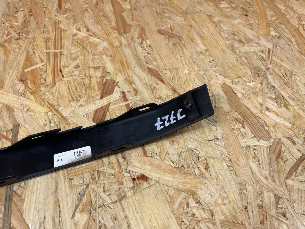 Молдинг накладка заглушка бампера перед права rr evoque l551 k8d2-15a245-ab Оригінал