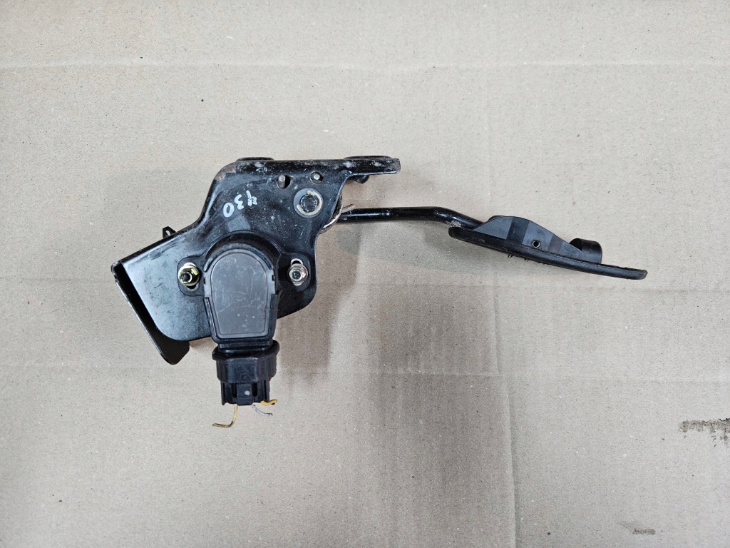 Купити Toyota avensis t25 03-08 corolla verso педаль газу