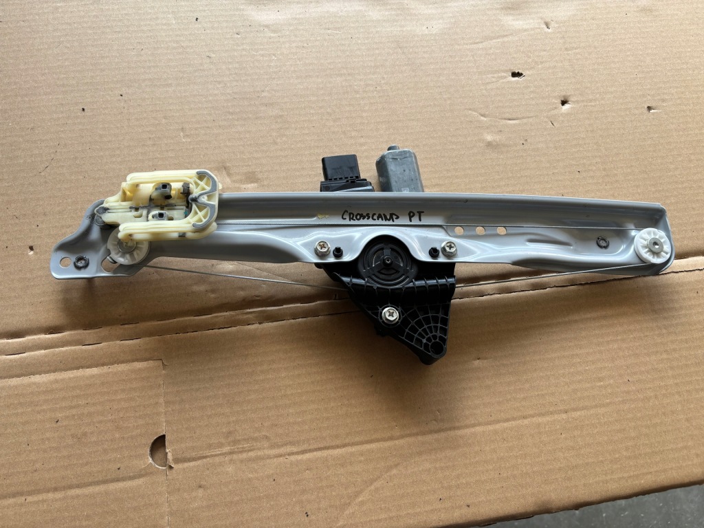 фото №1, Opel crossland x подъемник стекло моторчик правый задняя 391892