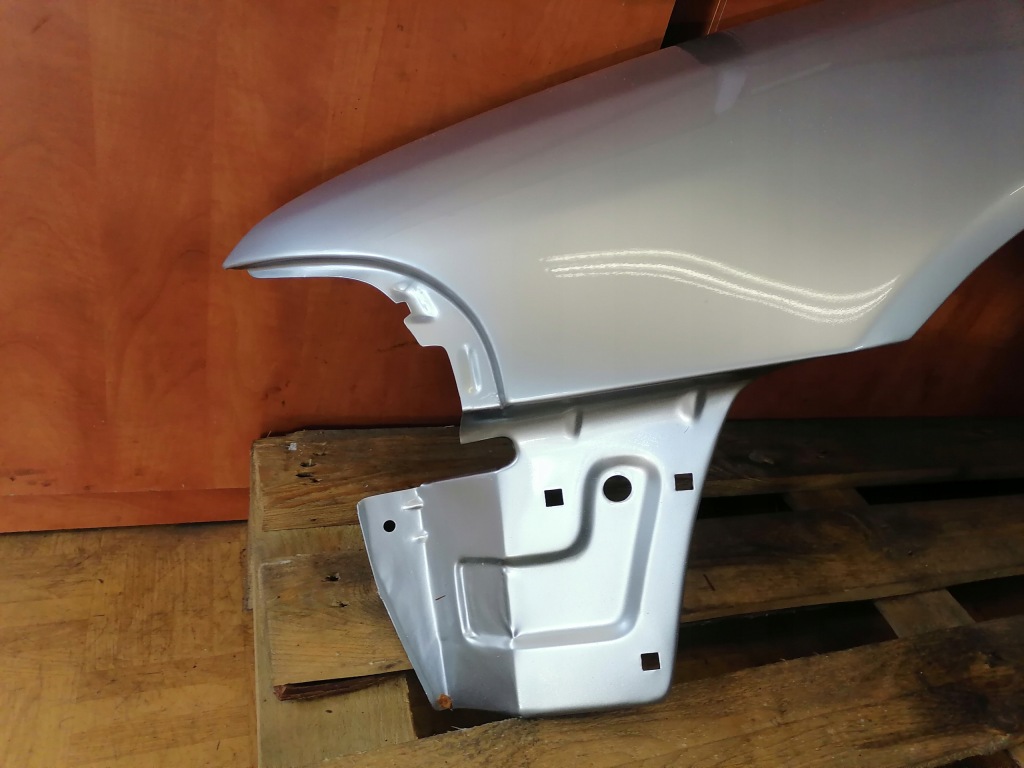 Крыло  левое  перед audi a4 b5 94-97 с отверстие на значок эмблема ly7m Киев