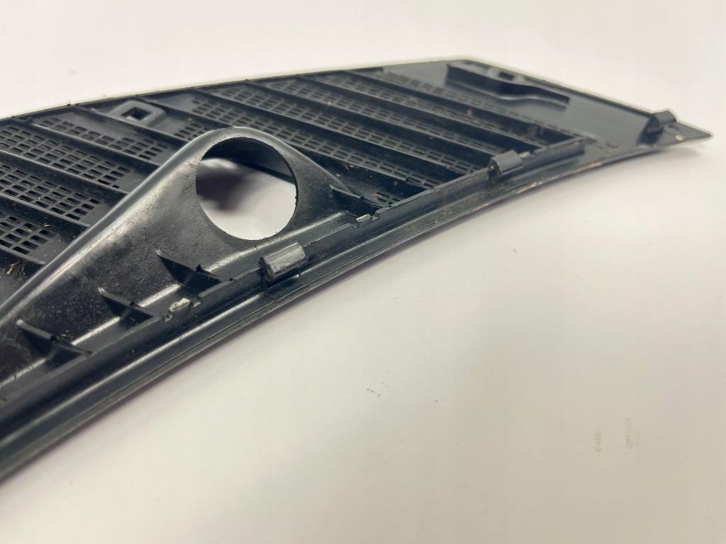 Решітка жабо впуск повітря лівий ліва сторона mercedes w123 1238360165 в Україні