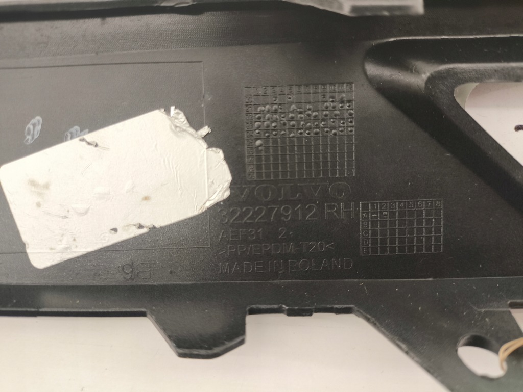 Решітка молдинг бампера права перед volvo xc60 ii рестайлінг  r-design Доставка