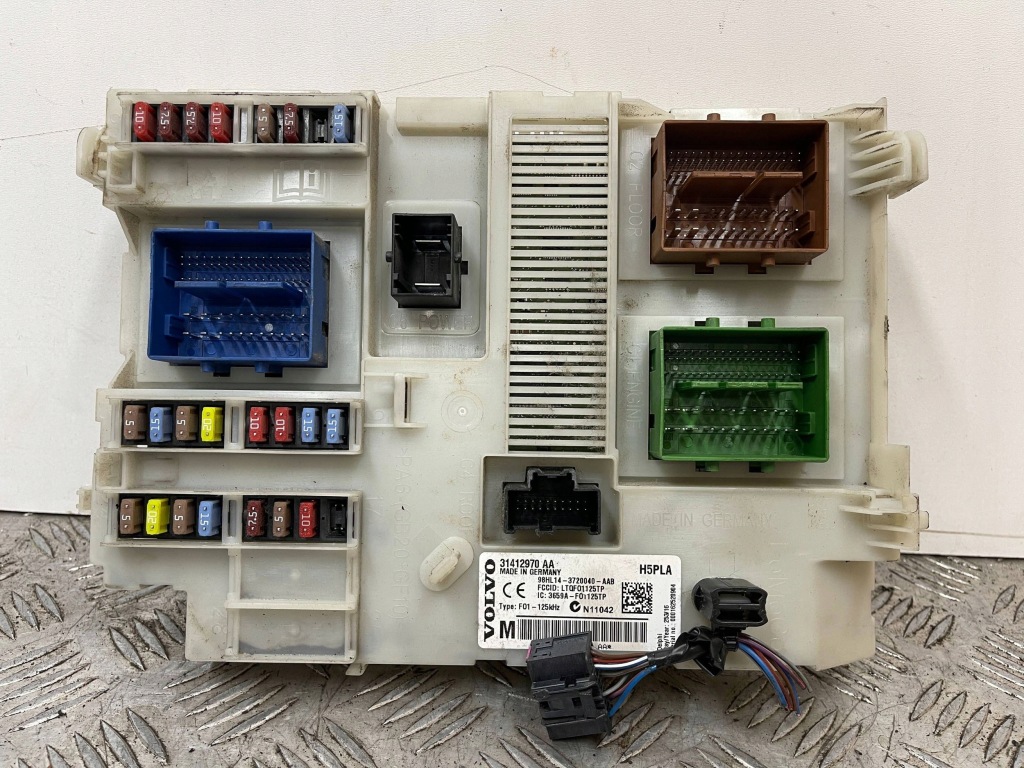 фото №1, Volvo xc60 2016 рамка / модуль предохранителей