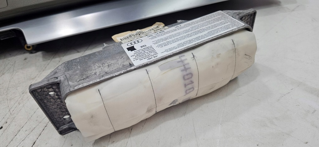 Приборная панель панель  подушки безопасности бежевая audi a4 b7 в Украине