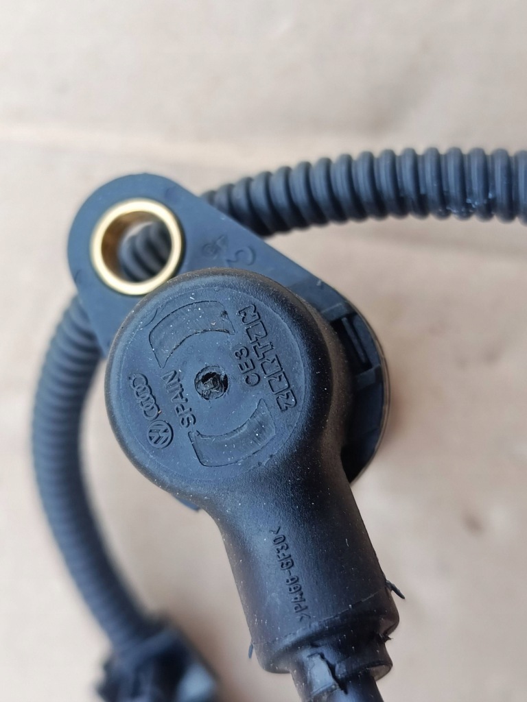 Датчик положение вала коленчатого перед skoda roomster 5j 045957147c Киев