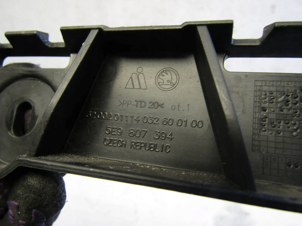 фото №9, Skoda octavia iii kombi напрямна бампера правий задня 5e9807394