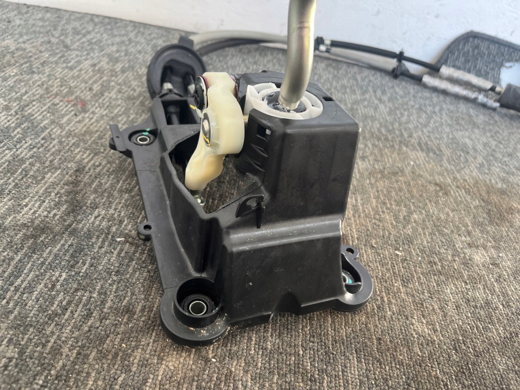 Bmw x1 f48 lci рестайлинг  19r 2.0 d 150km кулиса кулиса  тросы переключения передач Цена