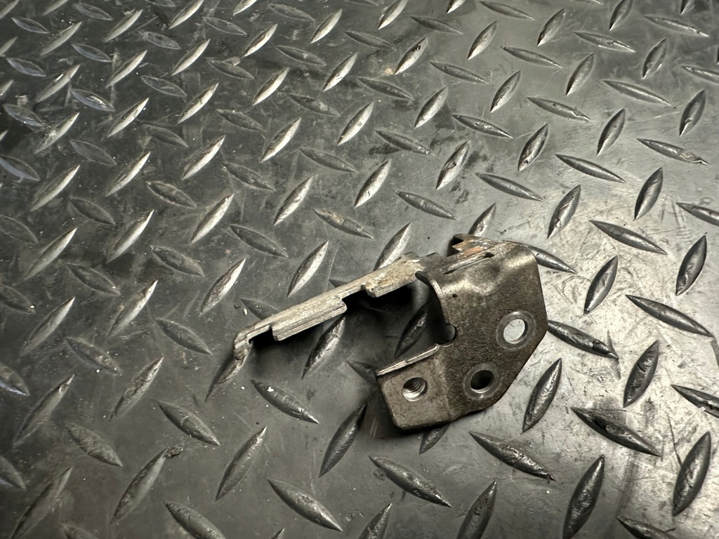 фото №4, Кронштейн клапанів вакууму audi a8 d4 4.2 tdi cds 057131086g