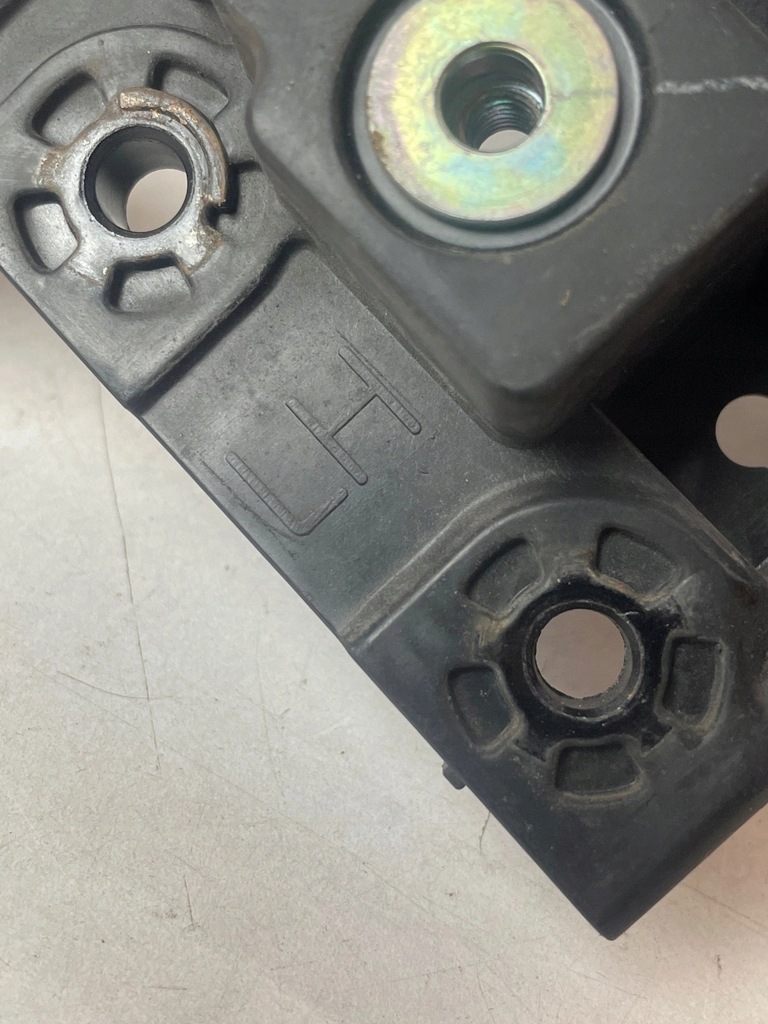 фото №7, Направляющая кронштейн лампы клаксон перед передний левый kia ceed ii