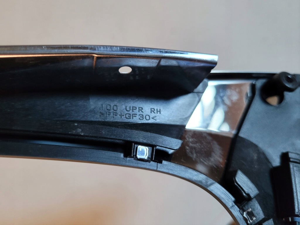 Молдинг хром стекло правый задний  lexus ux 250 оригинал в Украине