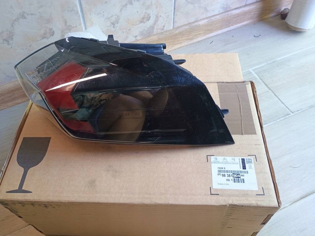 Купити Фара правий задній led peugeot 2008 2 9838190480.1 нова оригінальний номер