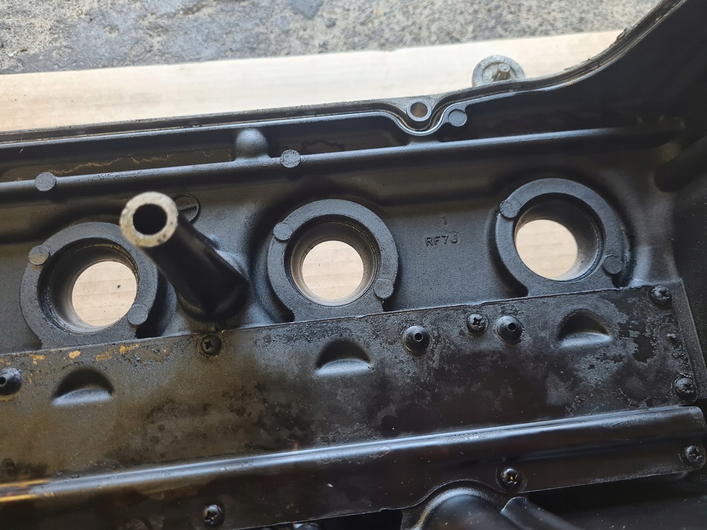 фото №6, Крышка клапанов с пробка 2.0 citd 143 km rf7j mazda 6 mazda 3 5 6 mpv ii