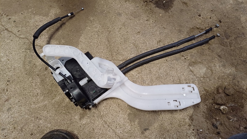 фото №1, Hyundai ix35 замок дверь правый задняя 4 pin 81420-2y010