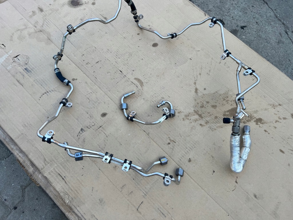 Mercedes c63s amg w205 sedan трубки шланг топлива оригинал Недорого