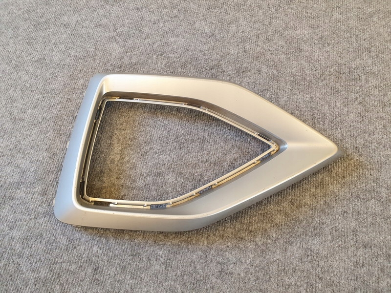 Купити Audi q2 lift 81a853053c решітка рамка ліва перед