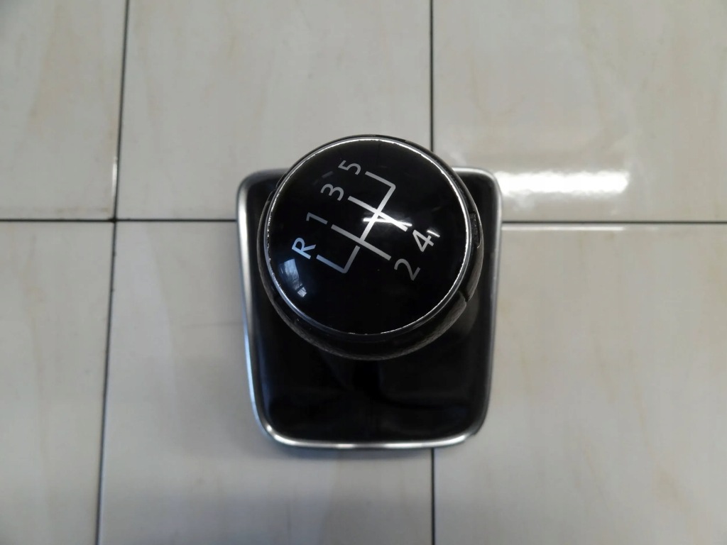 фото №1, Vw golf v plus 2006 рамка чехол ручка 5 передач 5m0711456c