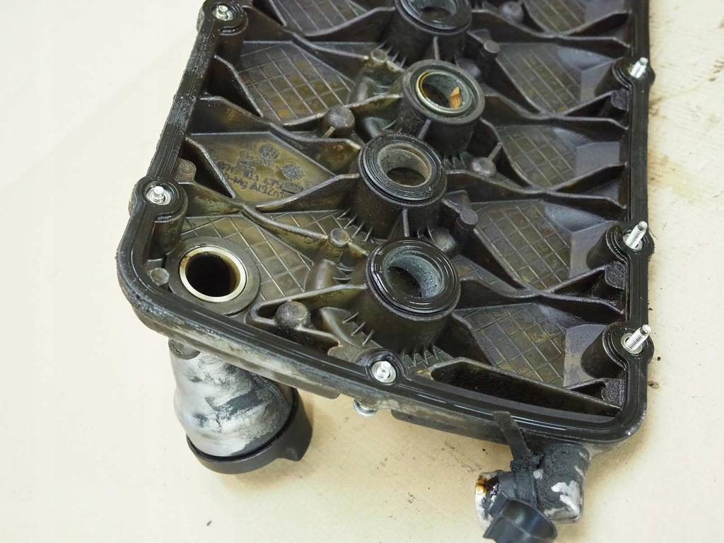 фото №16, Крышка клапанов левая a8 d3 6.0 bht 07c103475ag