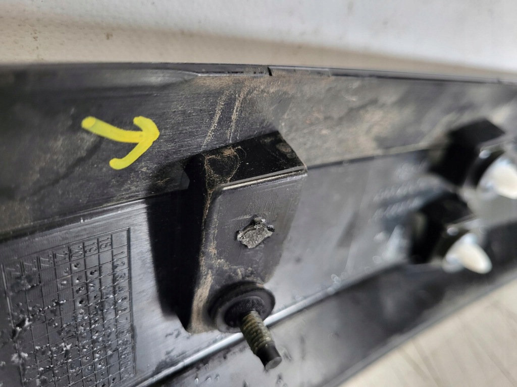 фото №7, Молдинг накладка крышки задняя peugeot 208 ii